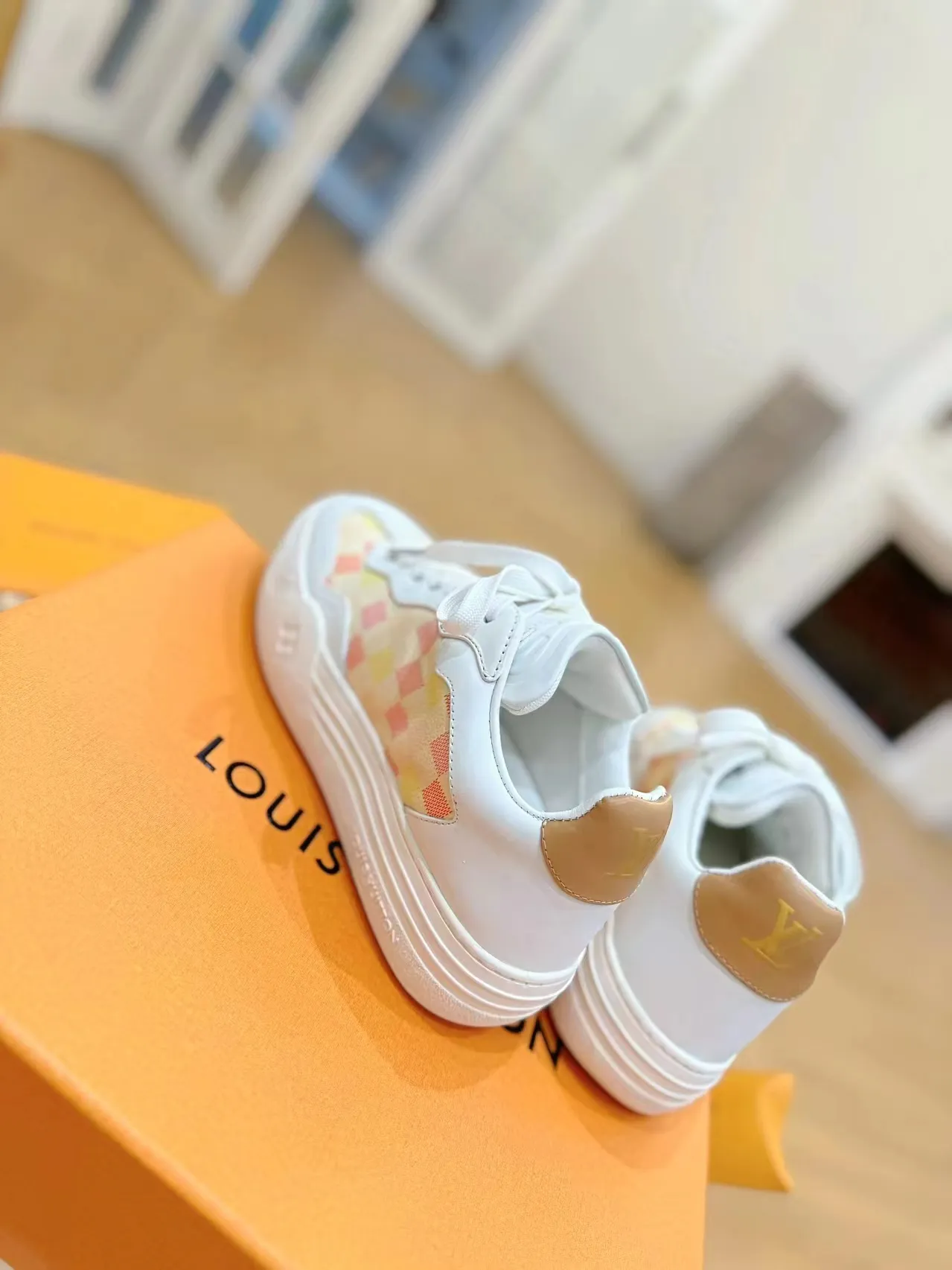 👟👟Ex-factory price 620👟👟Men's size +10 Same style for men and women🔥🔥𝐋𝐕 𝐃𝐢𝐬𝐜𝐨𝐯𝐞𝐫𝐲 2024 new sports shoes thick sole casual ❗️❗️ original purchase development and production LV Discovery lace-up shoes were unveiled at Louis Vuitton's fourth show. They are made of technical mesh fabric and metallic synthetic materials to create a streamlined design. Brand elements embellish the upper and lightweight rubber outsole, with technical shoelaces. Fabric: Original imported cowhide + technology mesh Inner lining: Original customized breathable mesh Sole: Original molded ultra-light rubber foam material Bottom thickness: 5.5CM Size: Women's 35-41 (41 customized), Men's 39-46, (45-46 customized)